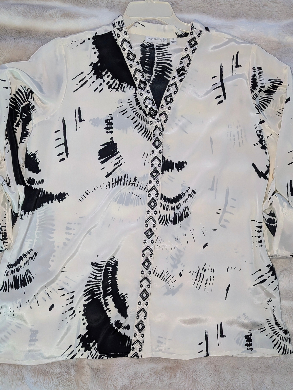 Susan Graver Blouse Size 1X Black White Abstract Print Roll Tab Sleeve